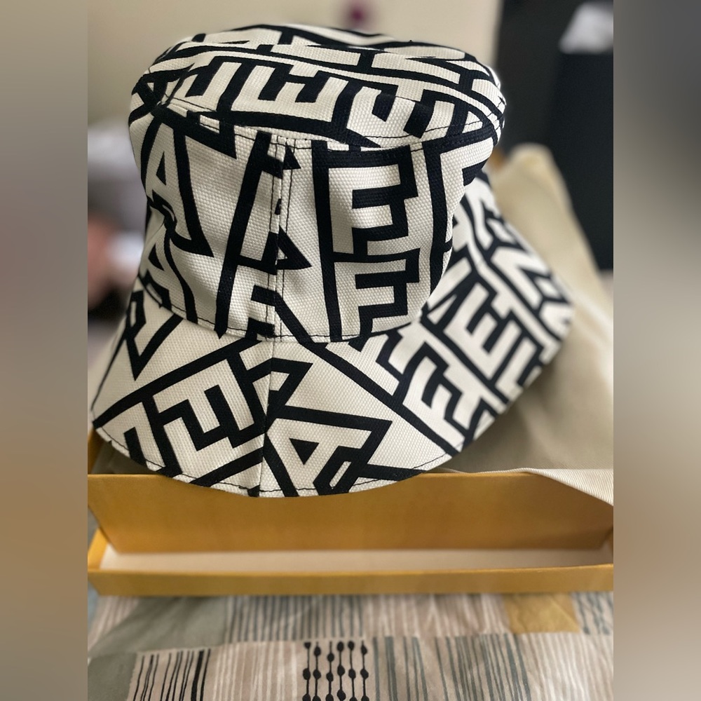 Authentic Fendi Bucket Hat.100% cotton size S.
